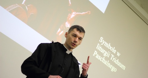Lubin. Diakon tłumaczył symbole Triduum