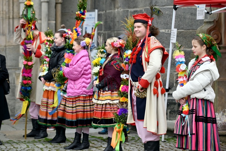 Przemarsz Zespołu Tanecznego "Krąg" z palmami do katedry