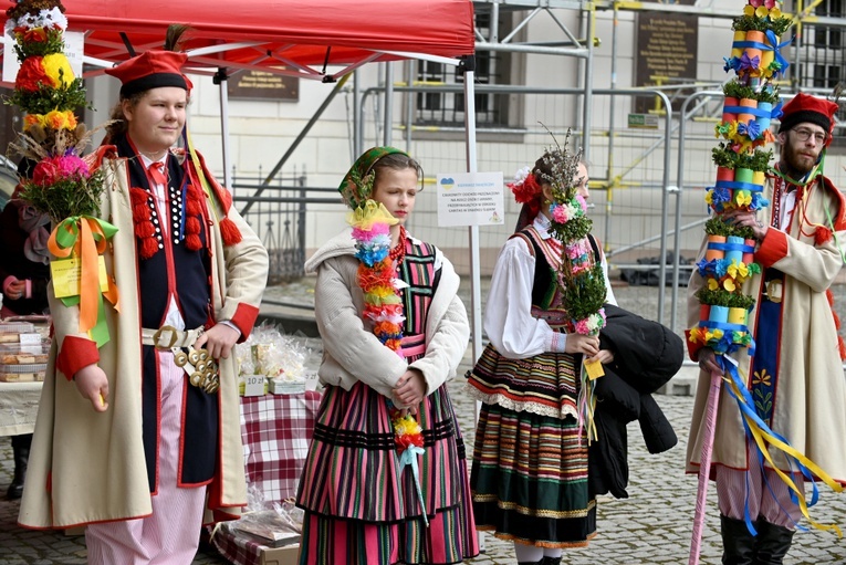 Przemarsz Zespołu Tanecznego "Krąg" z palmami do katedry