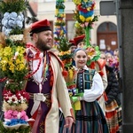 Przemarsz Zespołu Tanecznego "Krąg" z palmami do katedry