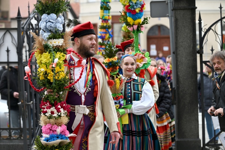 Przemarsz Zespołu Tanecznego "Krąg" z palmami do katedry