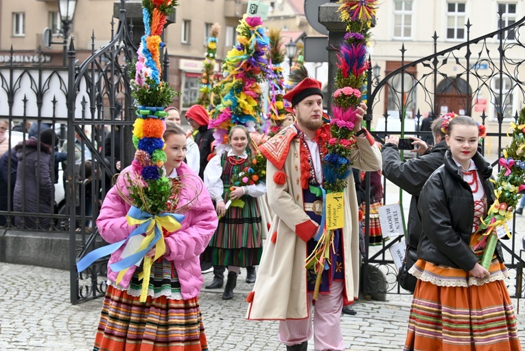 Przemarsz Zespołu Tanecznego "Krąg" z palmami do katedry