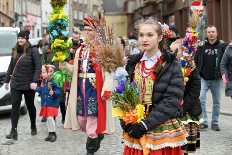 Przemarsz Zespołu Tanecznego "Krąg" z palmami do katedry