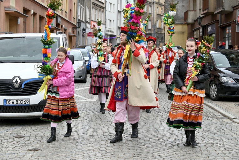 Przemarsz Zespołu Tanecznego "Krąg" z palmami do katedry