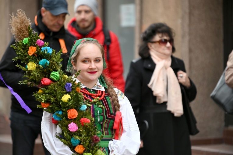 Przemarsz Zespołu Tanecznego "Krąg" z palmami do katedry