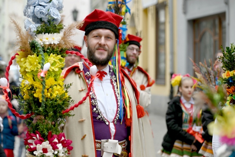 Przemarsz Zespołu Tanecznego "Krąg" z palmami do katedry