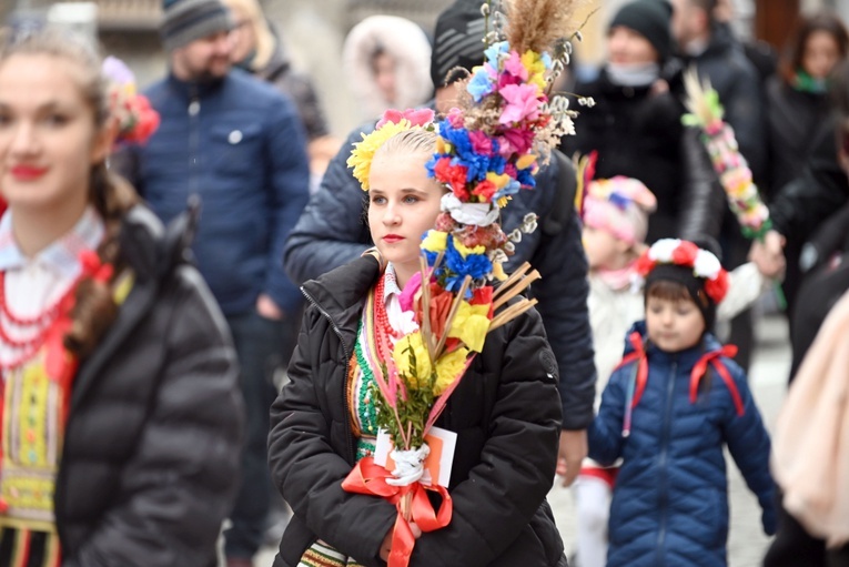 Przemarsz Zespołu Tanecznego "Krąg" z palmami do katedry
