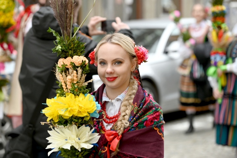 Przemarsz Zespołu Tanecznego "Krąg" z palmami do katedry