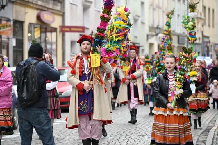 Przemarsz Zespołu Tanecznego "Krąg" z palmami do katedry