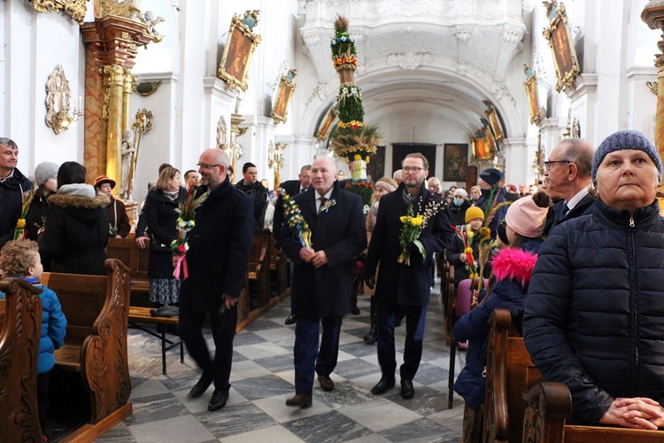 Parada palm wielkanocnych w Trzebnicy w Niedzielę Palmową