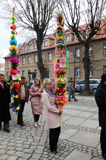 Parada palm wielkanocnych w Trzebnicy w Niedzielę Palmową