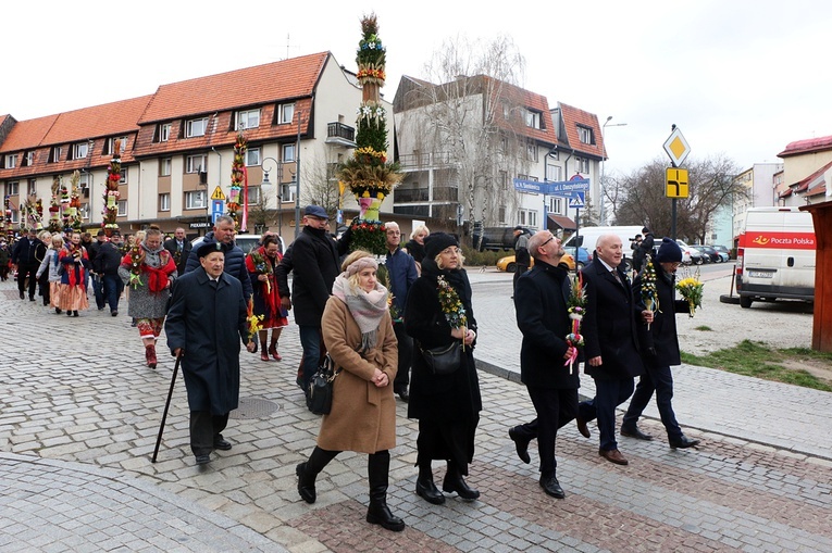 Parada palm wielkanocnych w Trzebnicy w Niedzielę Palmową