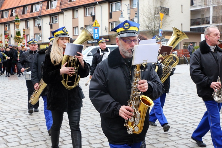 Parada palm wielkanocnych w Trzebnicy w Niedzielę Palmową