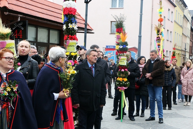 Parada palm wielkanocnych w Trzebnicy w Niedzielę Palmową