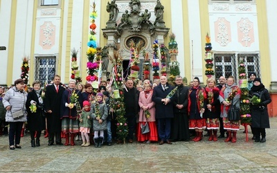 Parada palm wielkanocnych w Trzebnicy w Niedzielę Palmową