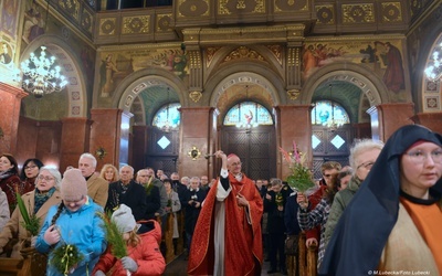 Abp Galbas w Piekarach Śl.: Ukrzyżowany uczy nas cierpliwości