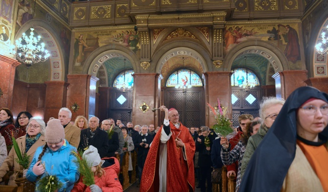 Abp Galbas w Piekarach Śl.: Ukrzyżowany uczy nas cierpliwości