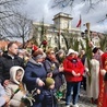 Biskup Dziuba poświęcił palmy przyniesione przez wiernych.