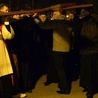 Krzyż podczas nabożeństwa niósł ordynariusz radomski.