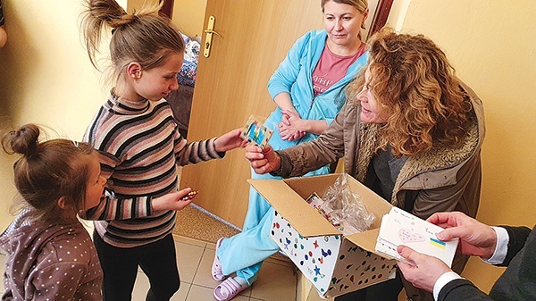 Dzieci otrzymały od swoich francuskich rówieśników kartki pocztowe.