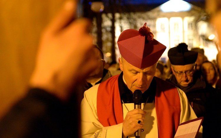 Droga Krzyżowa przeszła ulicami Radomia wieczorem w Niedzielę Palmową.