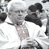 ▲	Zawsze pomocny, uśmiechnięty, życzliwy, przez 40 lat pracował w warszawskiej kurii archidiecezjalnej.