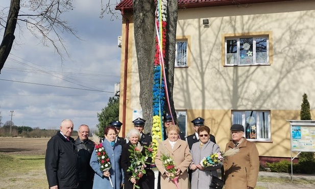 Seniorzy ze swoim dziełem.