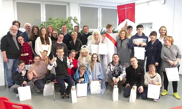 Młodzi z Bielska i Sporysza ze swoimi nauczycielami.