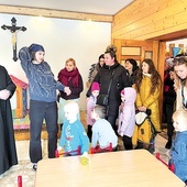 Ks. Wiesław Firlej powitał w parafialnej sali pierwsze maluchy z  Ukrainy.