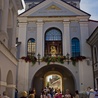W Wilnie w Ostrej Bramie  w pierwszą niedzielę  po Wielkanocy po raz pierwszy ludzie zobaczyli obraz Pana Jezusa Miłosiernego.  Był wystawiony przez trzy dni 