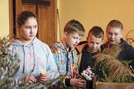 Dochód ze wspólnie przygotowywanych palm ministranci przeznaczą w tym roku na wakacyjny wyjazd do Suwałk