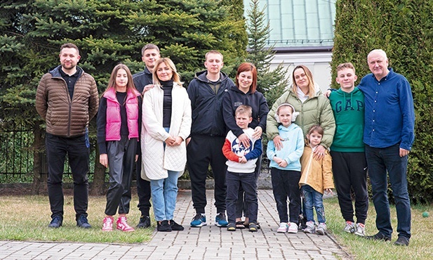 Trzy rodziny: pani Irina z córką Katią i synem Markijanem, pani Irina z synami Olgiem, Ostapem i Maksimem oraz pani Julia z córkami Anną  i Emiliją znalazły schronienie na probostwie i u sióstr służebniczek. Po prawej  ks. Stanisław Kołodziej, proboszcz; po lewej  ks. Jarosław Janusz, wikary 
