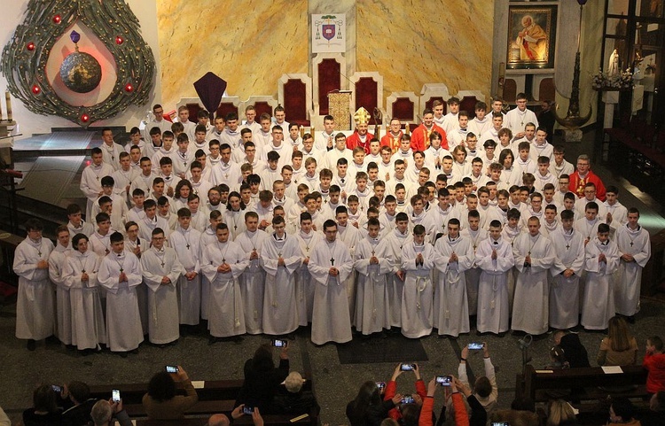 Nowi ceremoniarze i animatorzy służby liturgicznej diecezji bielsko-żywieckiej AD 2022.