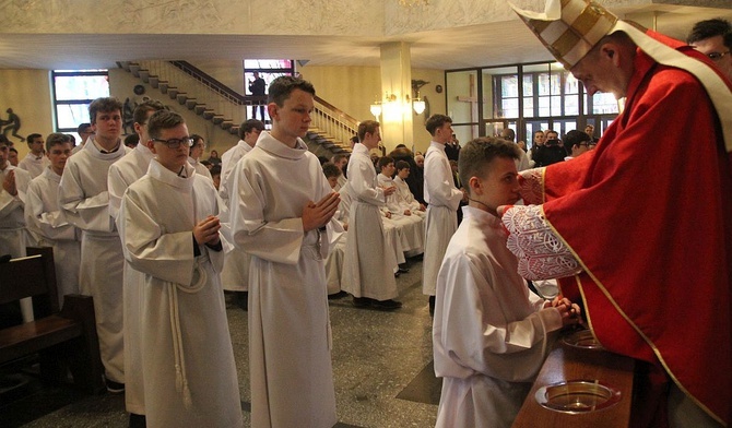 Nowi ceremoniarze i animatorzy służby liturgicznej otrzymali błogosławieństwo i krzyże.