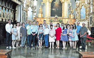 W połowie maja kolejna grupa zakończy przygotowania i przyjmie sakramenty w parafii  św. Mateusza. Na zdjęciu repatrianci, którym 22 lipca 2020 roku udzielono chrztu, bierzmowania, Pierwszej Komunii św. i sakramentu małżeństwa.