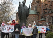 Ukraińskie dzieci z mamami i babciami dziękują Polakom  za gościnność.