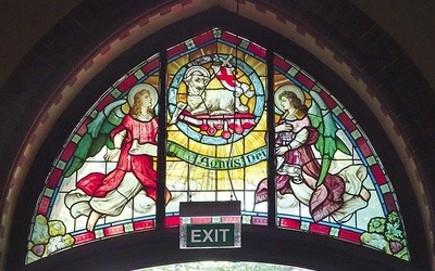 Witraż „Adoracja Baranka Bożego”  (katedra gliwicka,  firma F. Kliem, 1899). 