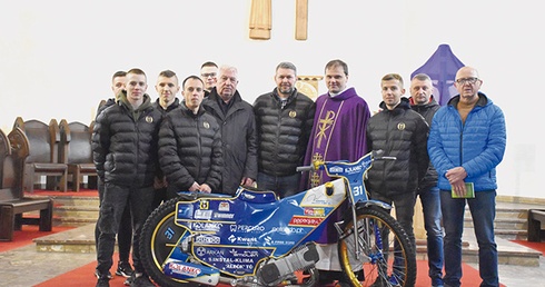 Na wspólnej modlitwie z poświęceniem motocykla spotkali się działacze, zawodnicy i kibice GKŻ Wybrzeże Gdańsk.