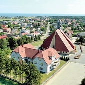 Budynek góruje nad nadmorską miejscowością