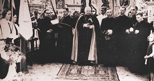 Pożegnanie bp. O’Rourke’a w 1938 roku. Na zdjęciu widoczny jest również ks. Marian Górecki (stoi na lewo od hierarchy).