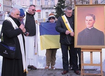 Modlitwę poprowadził ks. Wiesław Lenartowicz. Obok stoi o. Jonathan Kalisch.