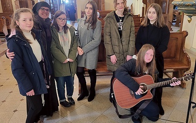 Starsza schola z s. Adrianą i nową koleżanką.