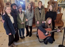 Starsza schola z s. Adrianą i nową koleżanką.