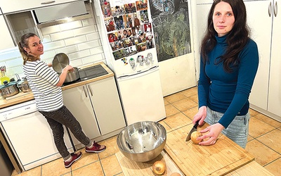 Sasza (z prawej) i Uliana w kuchni, którą mają do dyspozycji w FCMP Trzej Towarzysze, starają się odtwarzać ukraińskie smaki. 