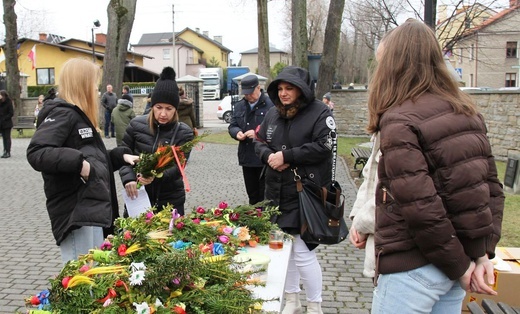 Kiermasz wielkanocny dla gości z Ukrainy w Hałcnowie