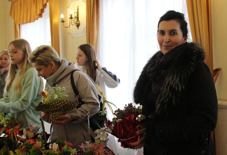 Renata Zuber, koordynująca pomoc dla gości z Ukrainy w Hałcnowie, byla także koordynatorką kiermaszu wielkanocnego.