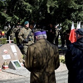 Po zakończeniu Mszy św. jej uczestnicy przeszli pod Pomnik Katyński, gdzie złożono kwiaty.