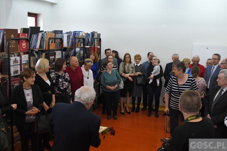 Ks. Olgierd Banaś przekazał 5 tys. książek dla sulechowskiej biblioteki