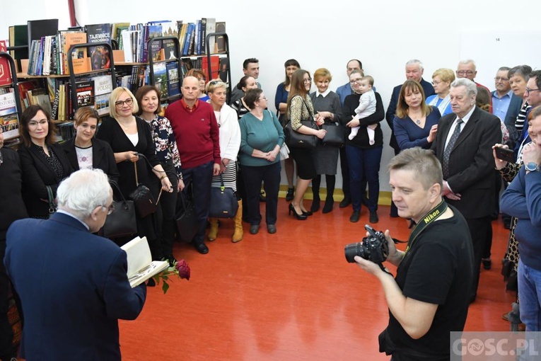 Ks. Olgierd Banaś przekazał 5 tys. książek dla sulechowskiej biblioteki