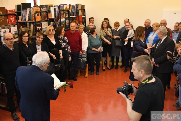Ks. Olgierd Banaś przekazał 5 tys. książek dla sulechowskiej biblioteki